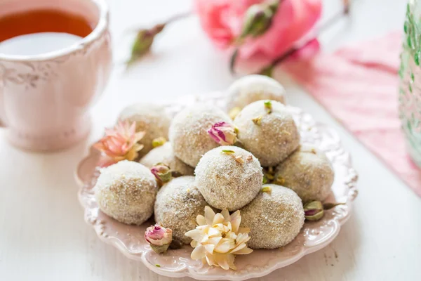 Bolas de coco caseras decoradas con pequeñas flores rosadas —  Fotos de Stock