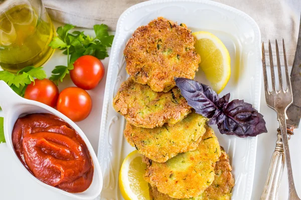 Hambúrgueres vegetarianos com molho e vegetais, foco seletivo — Fotografia de Stock