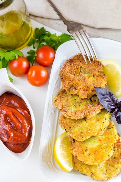 Soslu vejetaryen Burger ve sebze, seçici odak