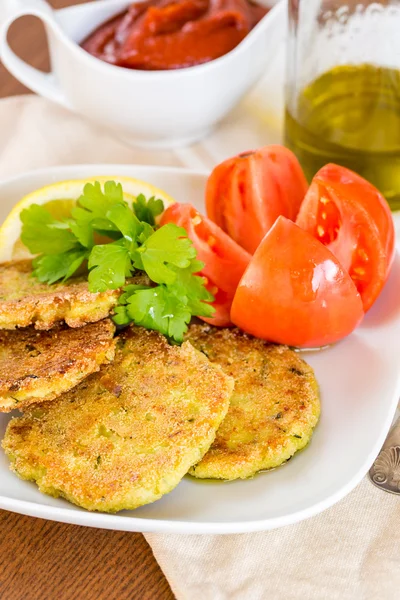 Vegetarische hamburgers met saus en plantaardige, selectieve focus — Stockfoto