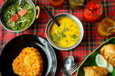 Hint yemekleri. Pirinç, dal, Palak paneer, chapatti