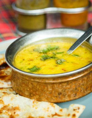 Mercimek çorbası ve naan. Hint Mutfak