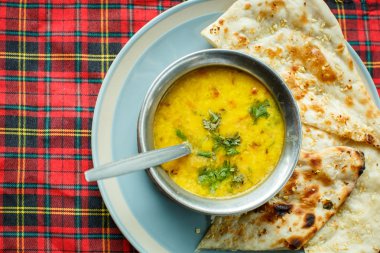 Mercimek çorbası ve naan. Hint Mutfak