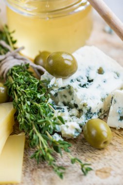 Bal ve üzüm ile peynir