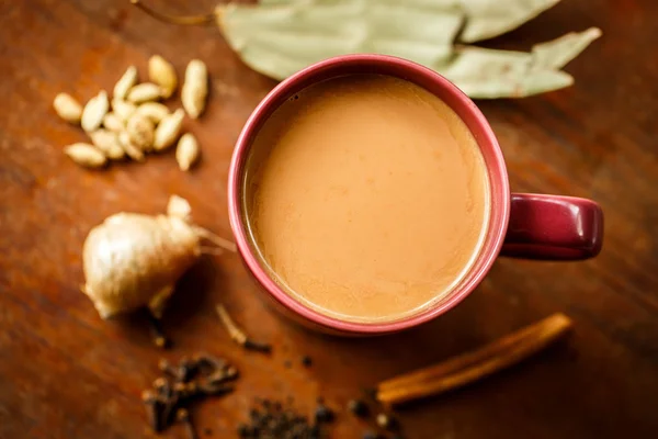 Té Masala con especias en la mesa — Foto de Stock