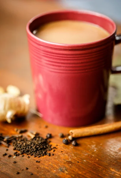 Масала чай со специями на столе — стоковое фото