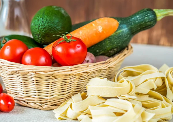 Composição com macarrão cru, legumes e azeite — Fotografia de Stock