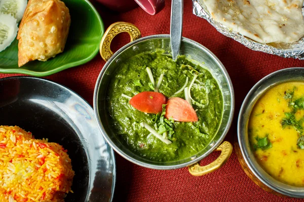 Hidangan India. Nasi, dal, Palak paneer, chapatti — Stok Foto