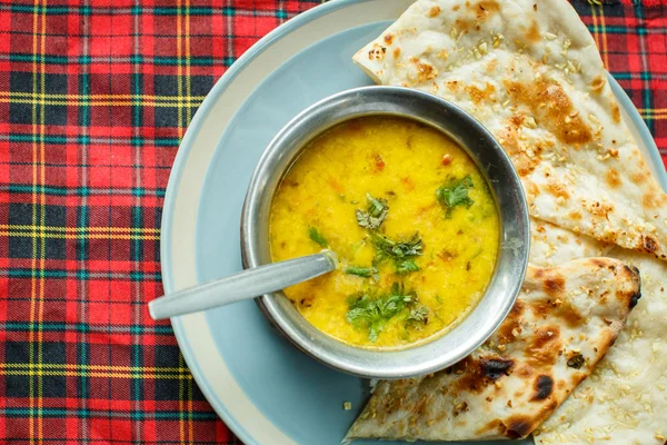 Linsensuppe und Naan. Indische Küche — Stockfoto