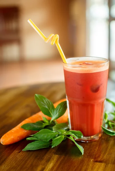 Буряк з морквяним детоксикаційним соком — стокове фото