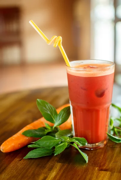 Beterraba com suco de desintoxicação de cenoura — Fotografia de Stock