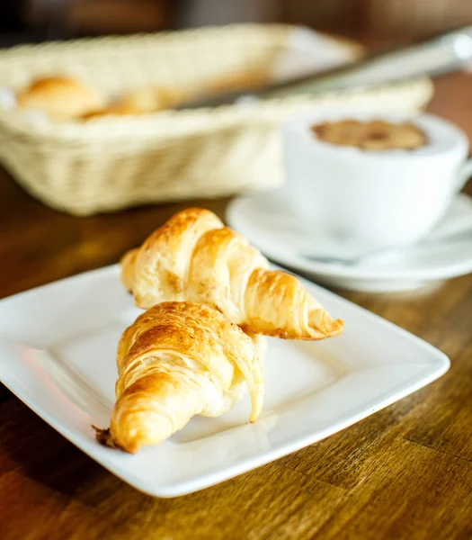 Cappuccino och croissanter — Stockfoto