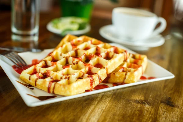 Waffles e café na mesa de madeira — Fotografia de Stock