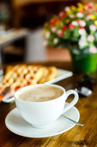 Gaufres et café sur la table en bois — Photo