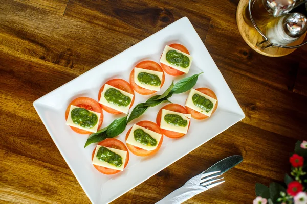 Salada Caprese em uma mesa de madeira — Fotografia de Stock