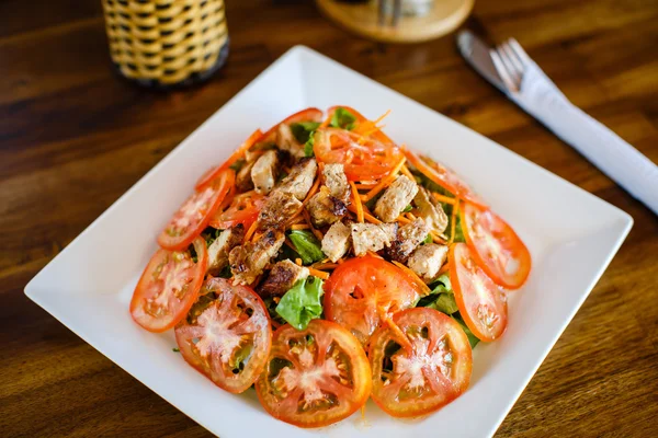 Warmer Salat mit Hühnchen — Stockfoto