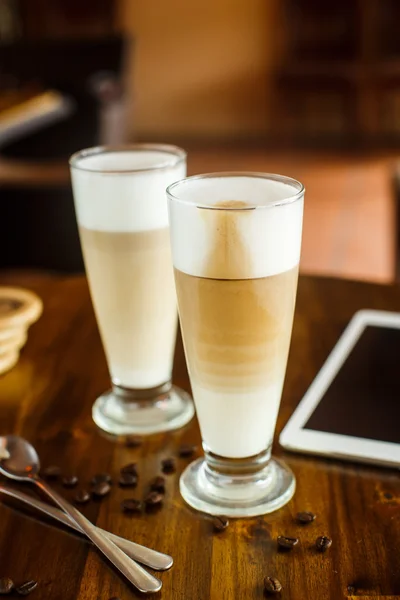 2 latte on a wooden table — Stock Photo, Image