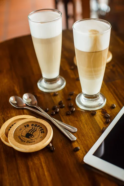 2 latte su un tavolo di legno — Foto Stock