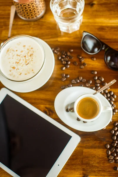 Freelancer workplace on wood background. Espresso, porridge and — Stock Photo, Image