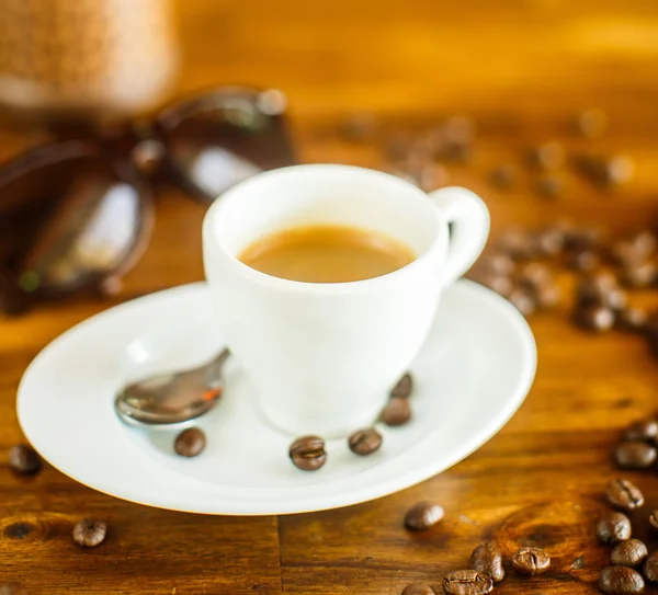 Espresso, kaffebønner, vand - Stock-foto