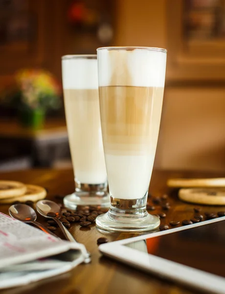 2 latte pe o masă de lemn — Fotografie, imagine de stoc