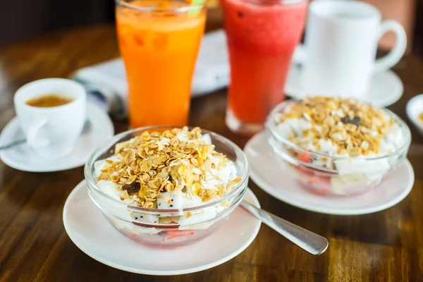 Fruits with muesli, fresh juice and espresso — Stock fotografie