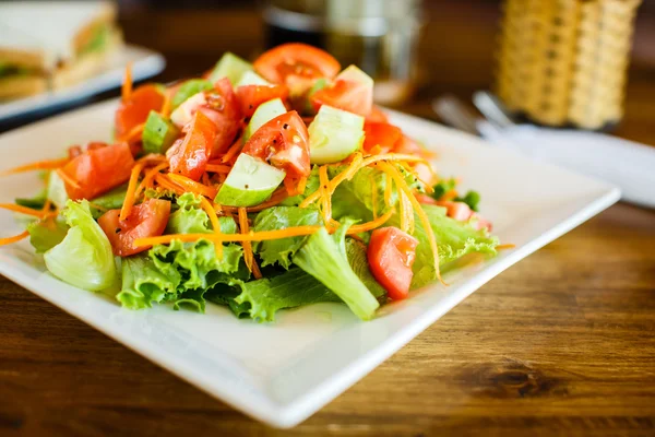 Salada fresca com tomates e pepinos — Fotografia de Stock