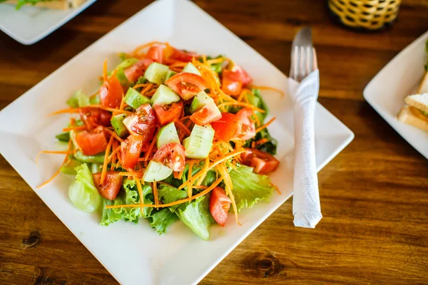 Frischer Salat mit Tomaten und Gurken — Stockfoto