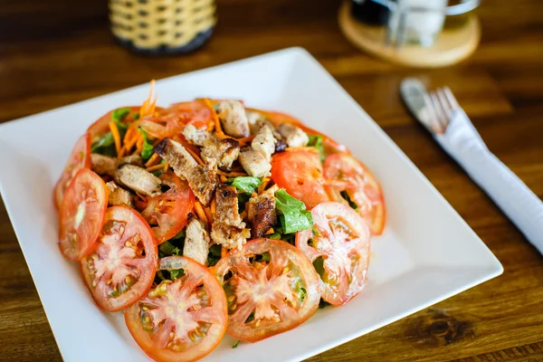 Warmer Salat mit Hühnchen — Stockfoto