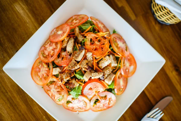 Warmer Salat mit Hühnchen — Stockfoto