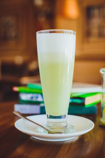 Heißer Matcha Grüntee Latte auf Holztisch — Stockfoto