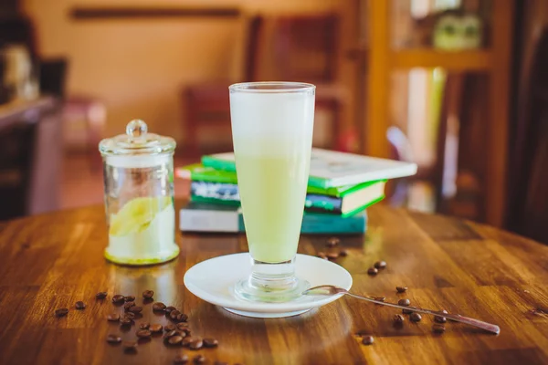 Hot matcha ceai verde latte pe masa de lemn — Fotografie, imagine de stoc