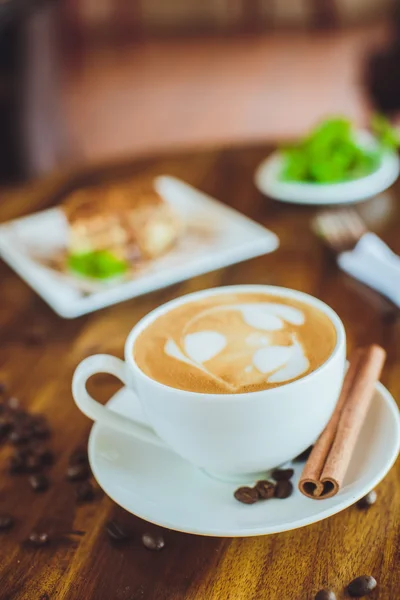 Cappuccino com tiramisu na mesa de madeira — Fotografia de Stock