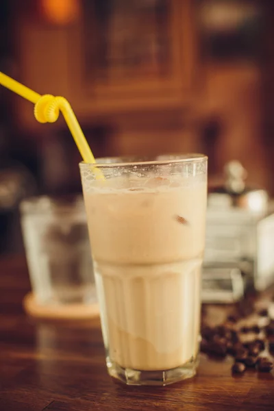 Вьетнамский ледяной кофе с кофейными зёрнами — стоковое фото