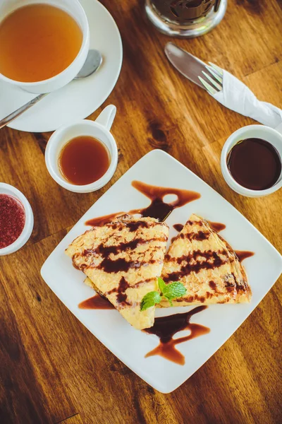 Panquecas com molho de chocolate e chá — Fotografia de Stock