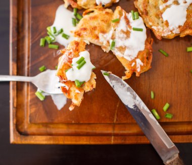 Ekşi krema ve yeşil soğan ile kızarmış patates pancakes