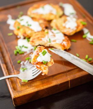 Ekşi krema ve yeşil soğan ile kızarmış patates pancakes