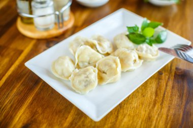 Ahşap bir masa üzerinde ekşi kremalı köfte