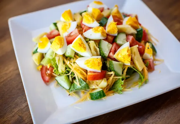 Salada com tomate e pepino e ovo — Fotografia de Stock
