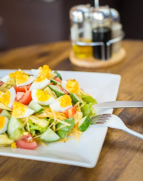 Salada com tomate e pepino e ovo — Fotografia de Stock