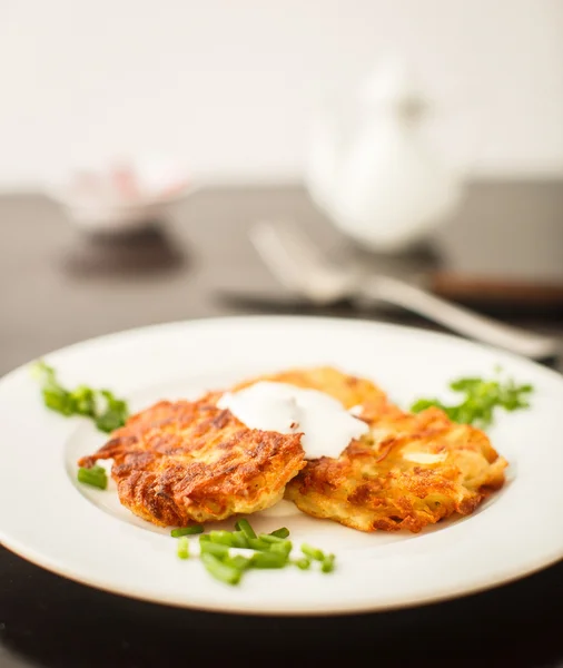 Panqueques de patata con crema agria y cebolla verde —  Fotos de Stock