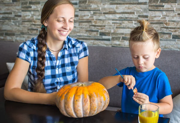 Mom with son draw a pumpkin for Halloween — Stock Photo, Image