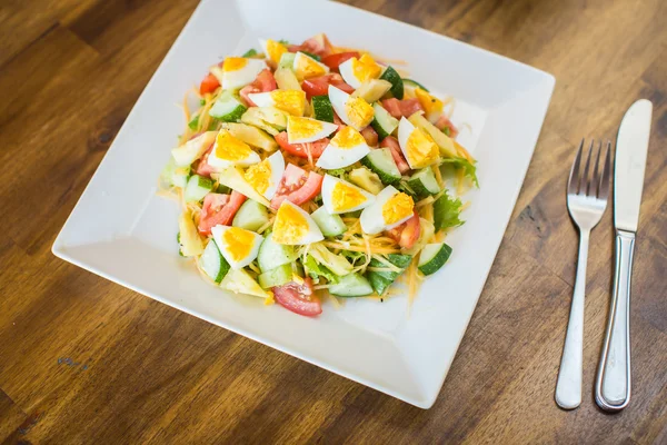 Salada com tomate e pepino e ovo — Fotografia de Stock