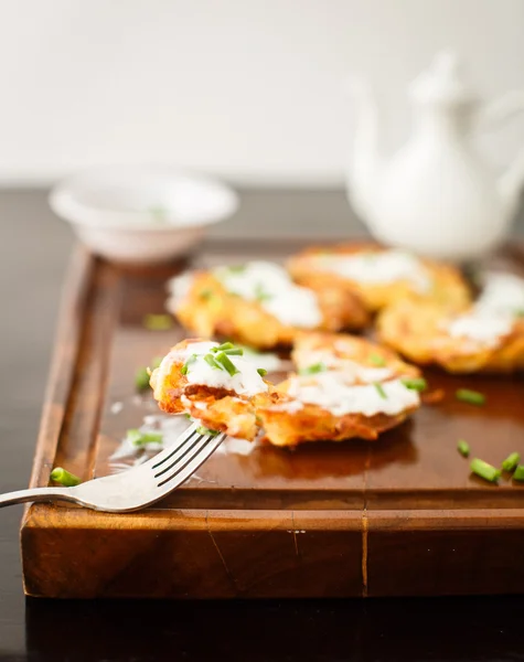 Panquecas de batata com creme azedo e cebola verde — Fotografia de Stock