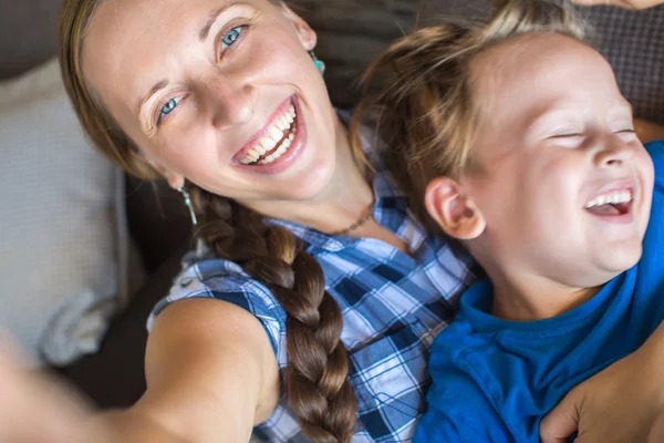 Madre y 4 años hijo posando para selfie —  Fotos de Stock