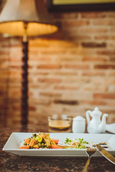 Salada crua com abobrinha no restaurante — Fotografia de Stock