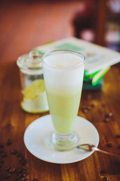Matcha Latte auf einem Holztisch in einem Café — Stockfoto
