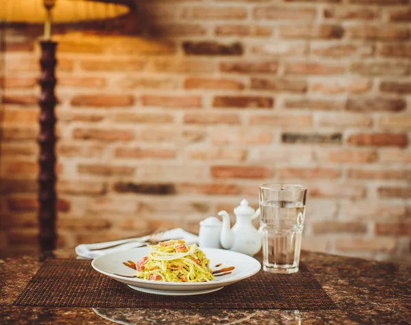 Espaguete cru com abobrinha no restaurante — Fotografia de Stock