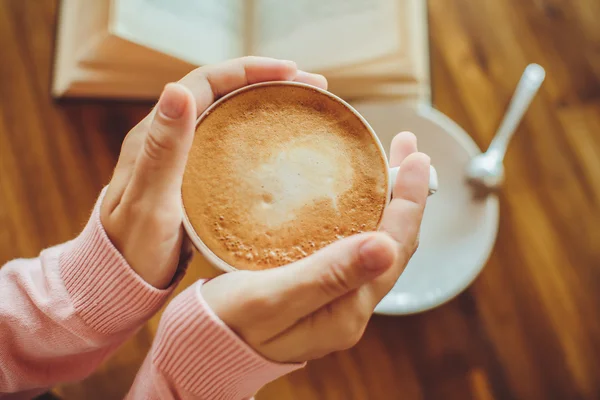 Τα χέρια της γυναίκας κρατώντας καφέ στο καφενείο — Φωτογραφία Αρχείου