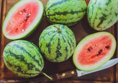 Bir ahşap tahta üzerinde küçük karpuz